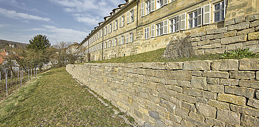 Mauern oberhalb des Weinbergs. (© Jürgen Schraudner)